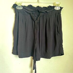 Ambiance Apparel dressy shorts black w/pockets and front tie size small EUC